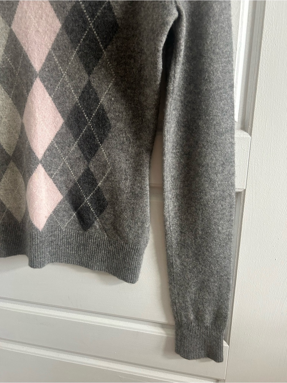 Apt. 9 100% Cashmere Argyle V-Neck Sweater Grey Pink Excellent Condition - Picture 2 of 8
